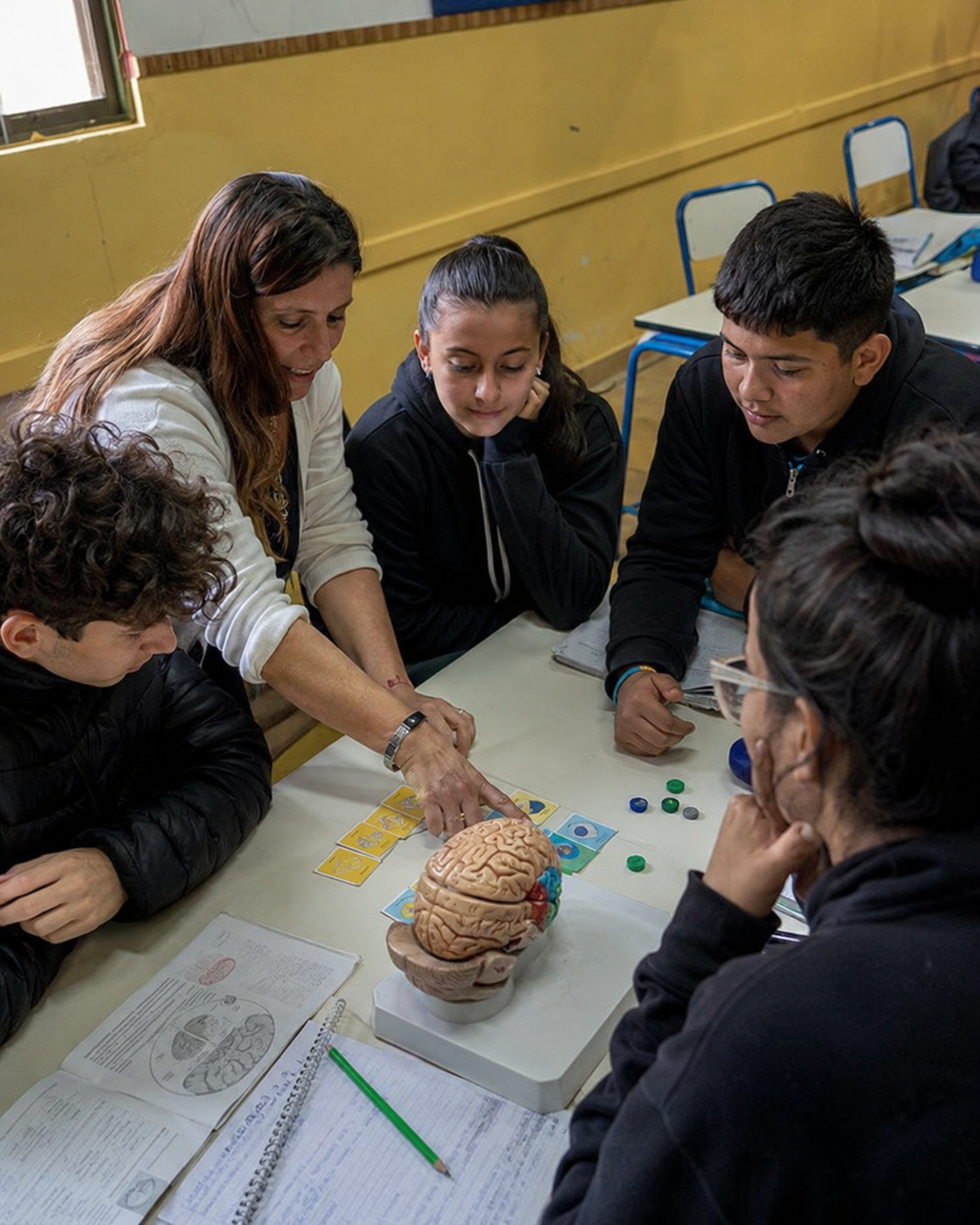 Docente explicando procesos de aprendizaje frente a un grupo de estudiantes