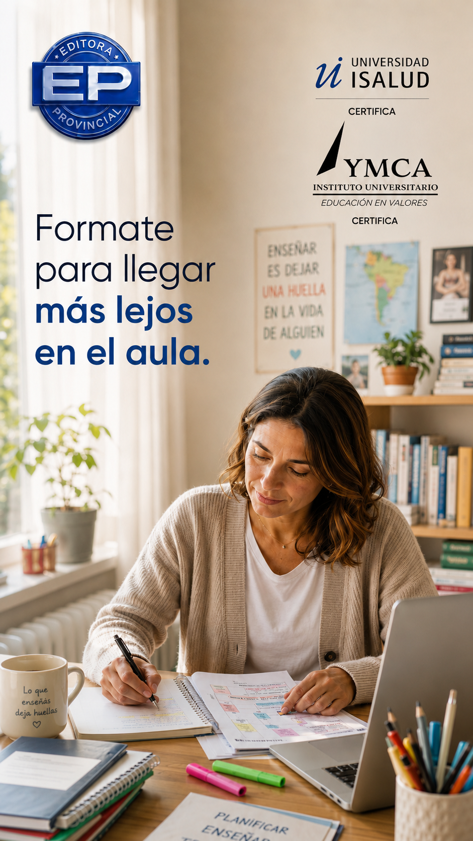 Docente preparando su formación en casa — Editora Provincial